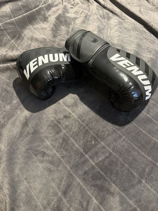 Боксови ръкавици Venum 14 0z