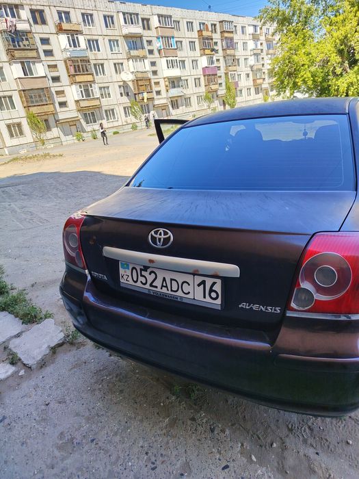 Машина Тайота Авенсис