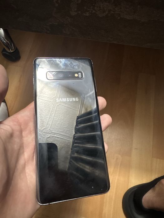 Samsung S10+ si Samsung A70 100 RON