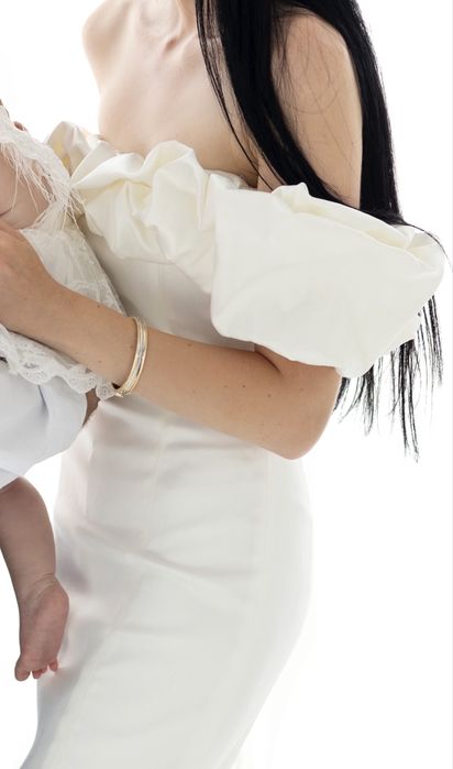 Бяла сатенена рокля на марката Shesflorensofficial