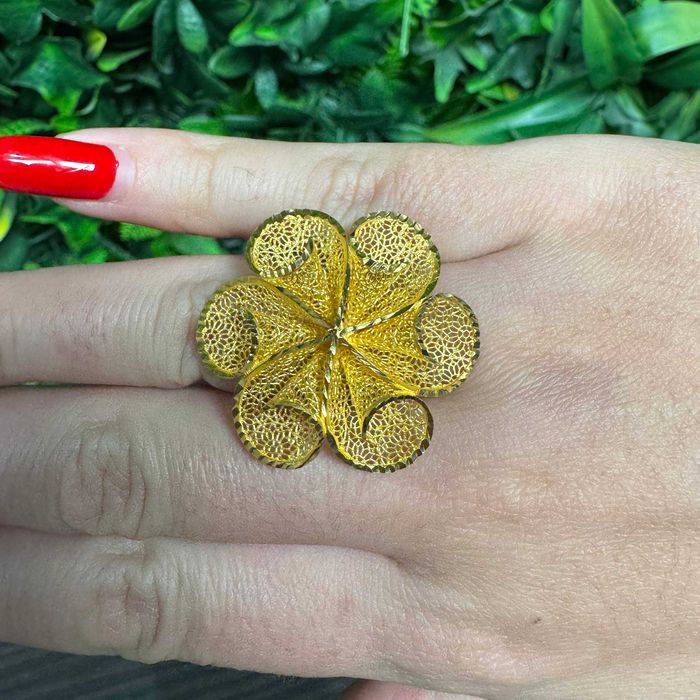 Елегантен златен пръстен с тегло 4,75 грама, проба 14 карата.