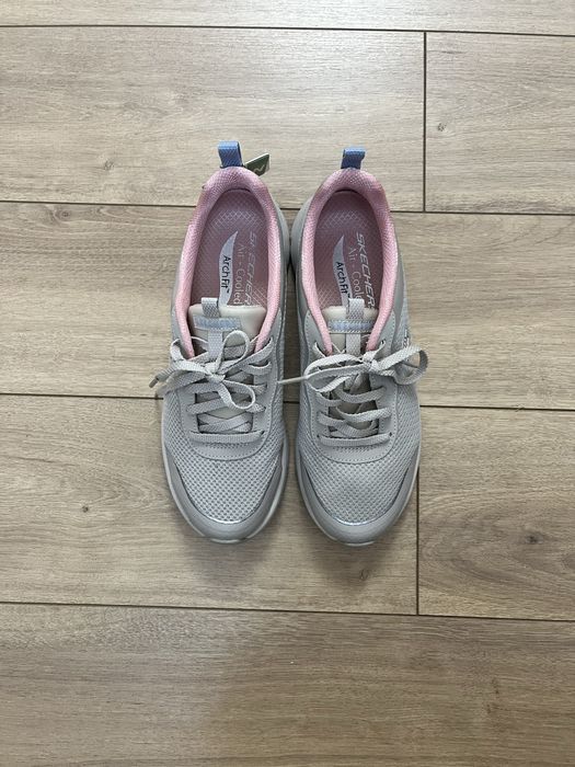 Продаются кроссовки Skechers ArchFit.