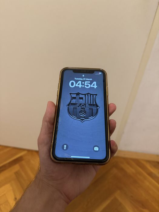 IPHONE 11 Black 64GB Unlocked, Original Box + 4 Cases
