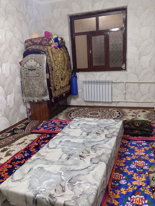 Navoiy shahrida 1 xona 2 xona qilingan uymiz sotiladi narhinikelishamz
