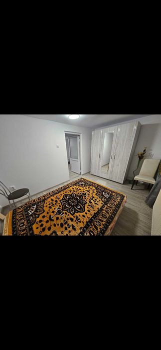 De închiriat: apartament 2 camere, curte și parcare –  aproape de oraș