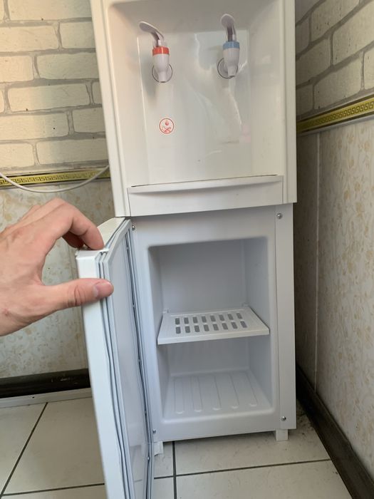 Suv   kuller   isitib  sovutib   beradi.  rangi oq  halati yangi