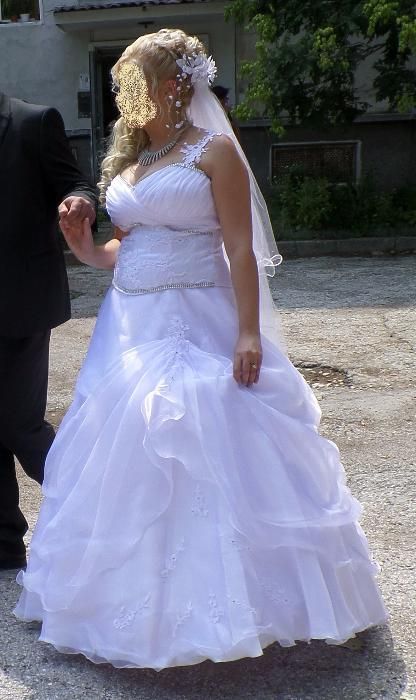 Булчинска рокля, воал и декоративно цвете за коса