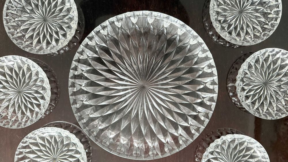 Vând serviciu tort , platou + 6 farfurii model deosebit.