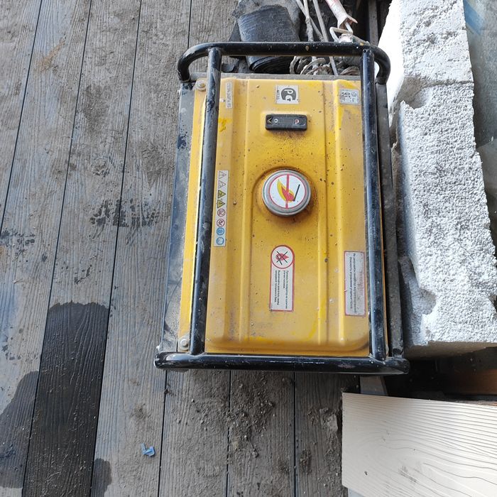 Бензиновый генератор 3000