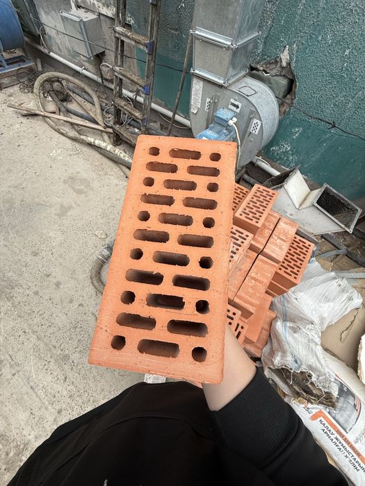Қызыл кірпіш 300