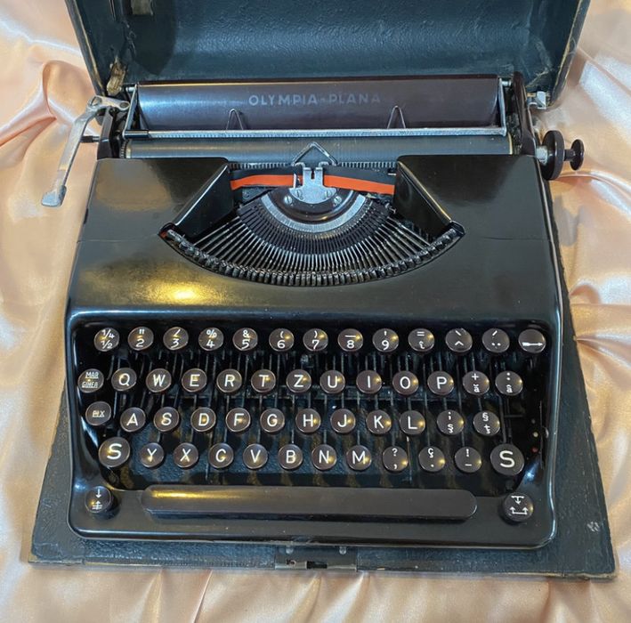 Mașină de scris Olympia-Plana metalică, stare excelenta, cadou ideal