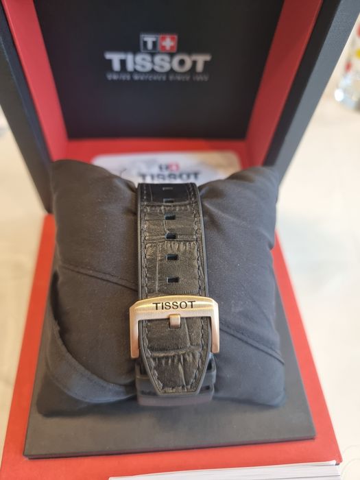 Часовник Tissot gold.
