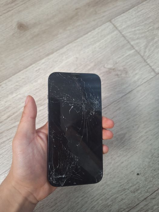 Разбитый айфон 13