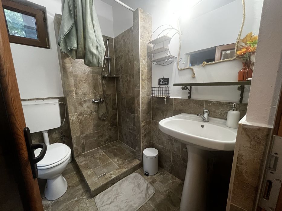 Dau in chirie apartament la casa