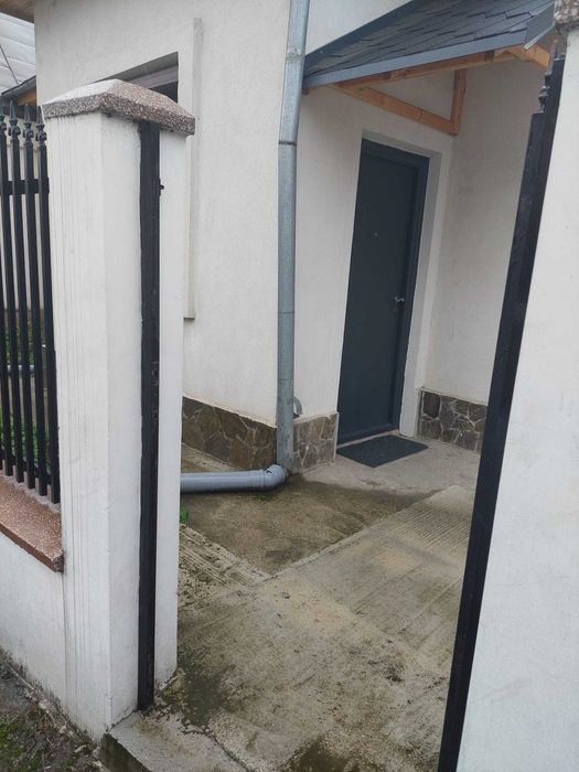 Închiriez studio la casă, cu curte și acces separat – Decebal 84, zona liniștită