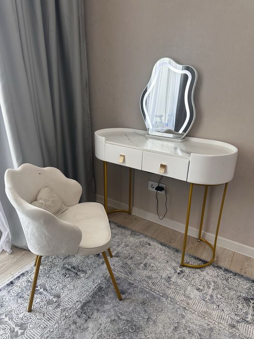 Дамский столик с креслом