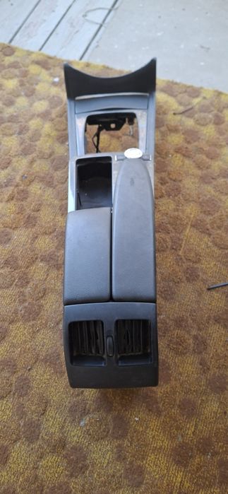 Продам мерс w204 бар подлокодник для спарка переделан оригинал бар