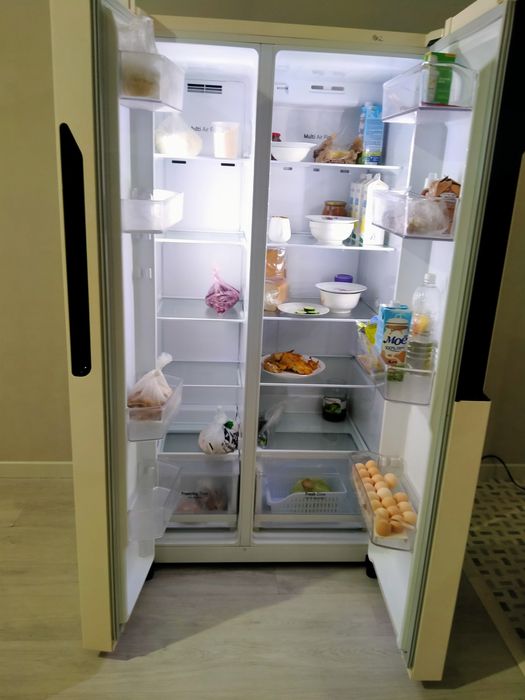 Холодильник двухдверный. LG.