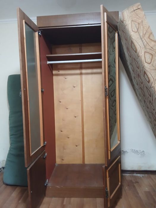 Продам шкаф с зеркалом