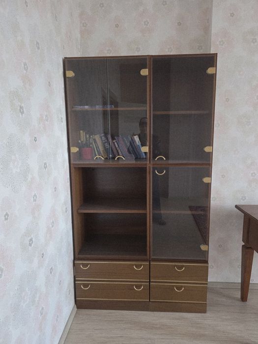 Шкаф со стеклом из дерева