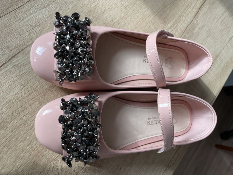 Нарядные туфли на девочку