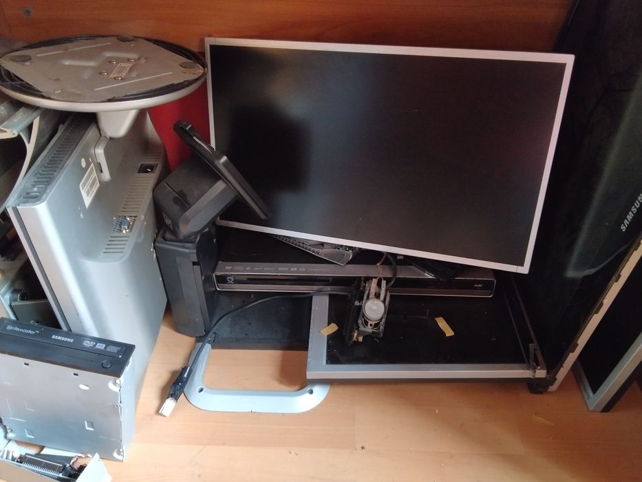 продавам стари монитори за части и лаптоп и телевизор Самсунг за части