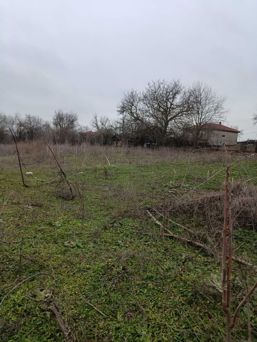 Продавам къща с двор