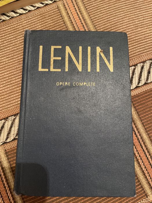 Trei volume din seria “Lenin”
