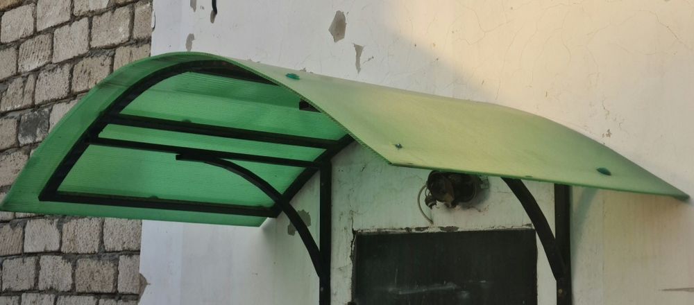 Навес над входной дверью