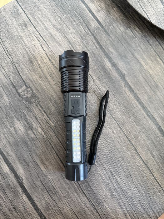 Lanternă LED Puternică – Zoom Reglabil