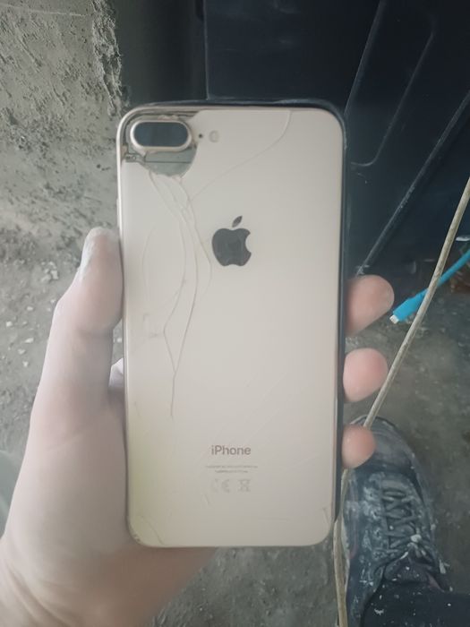 Продам 2 айфона 8+