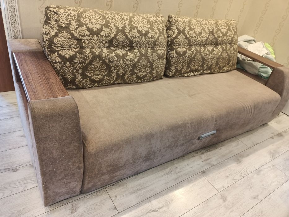 Продам диван в хорошем состояние