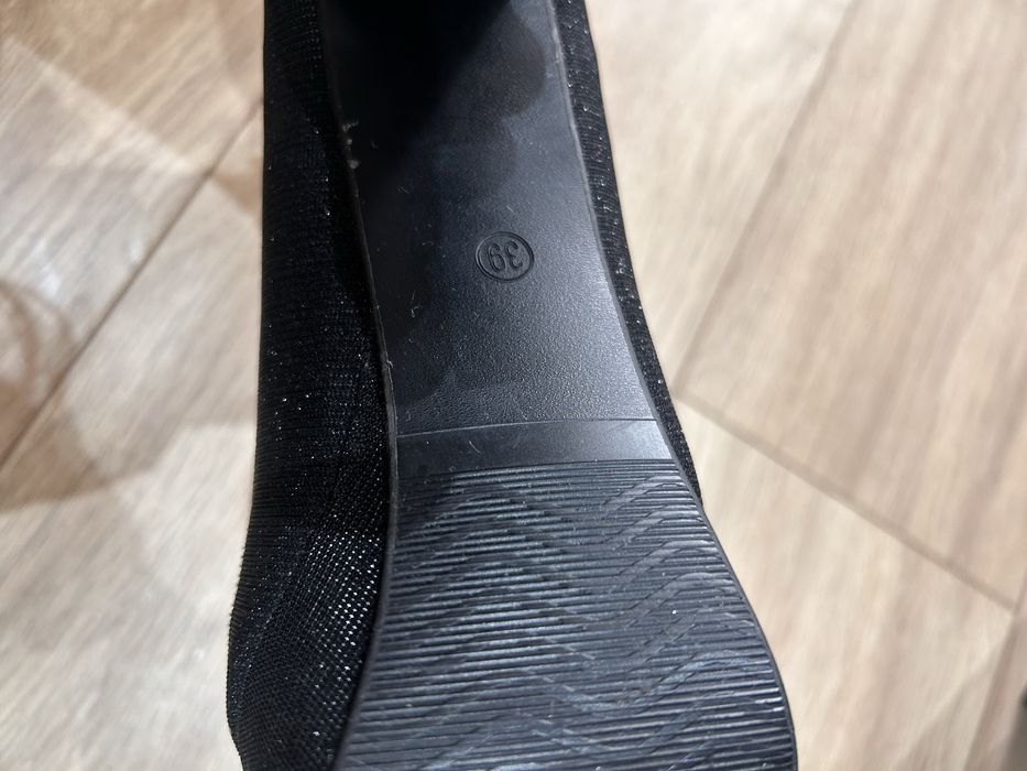 Високи черни токчета