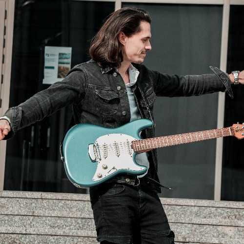 Profesor chitara ofer cursuri de chitara pentru copii si adolescenti