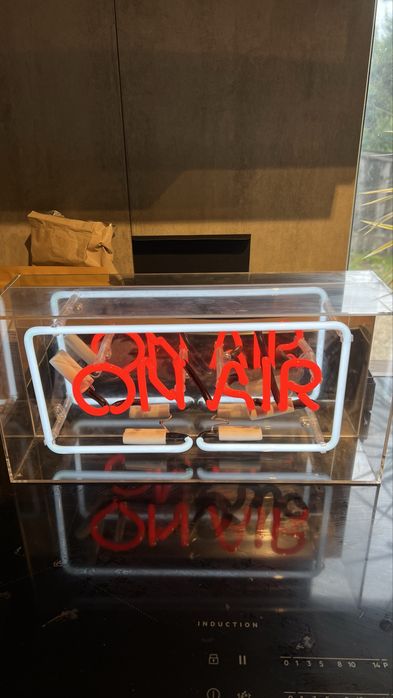 Neon On Air cu tuburi fluorescente (nu LED)