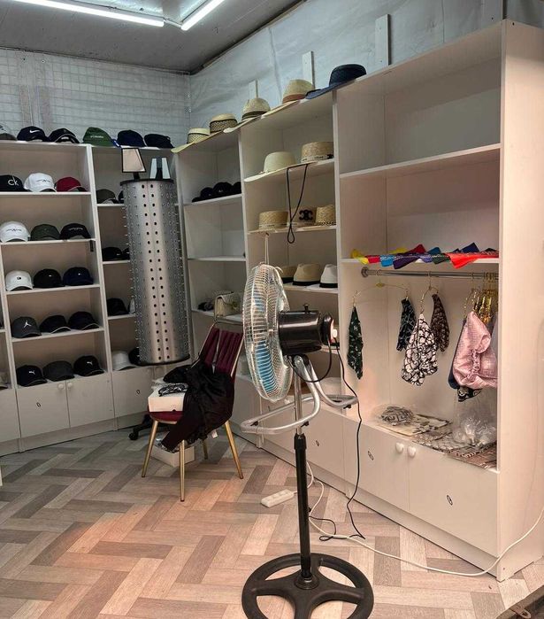 Шкаф с полками для бутика