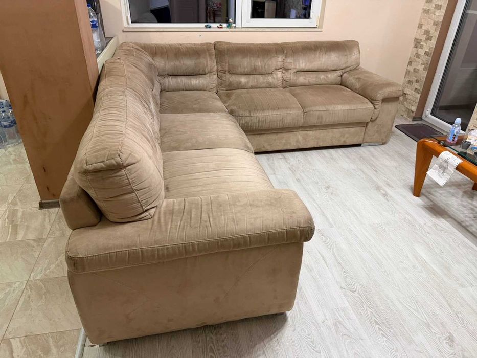 Голям десен ъглов диван (250х240 см) – Цвят Шампанско, с вградено шкафче