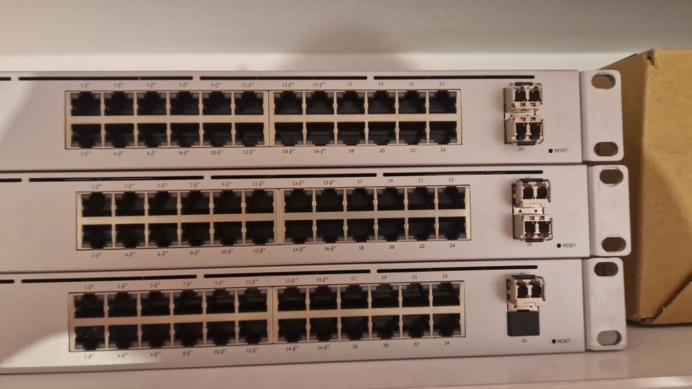 Switch PoE Ubiquiti UniFi cu 24 porturi Gigabit, 2xSFP, managed, racka
