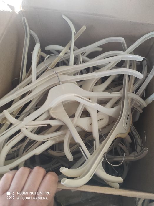 Вешалки разные пластиковые деревянные