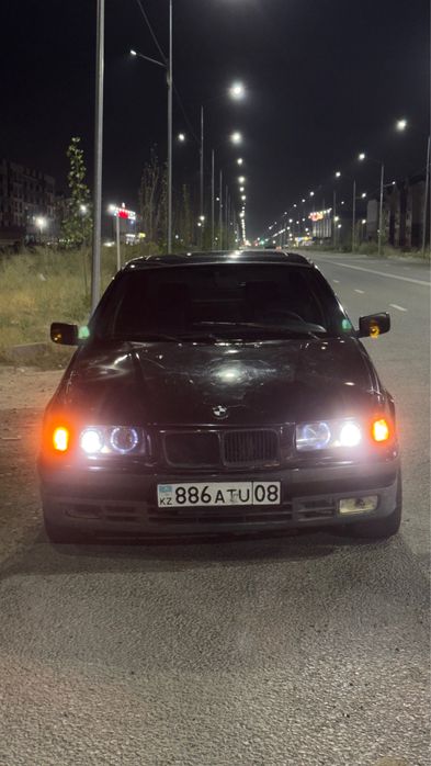 Машина BMW E36 автомобиль
