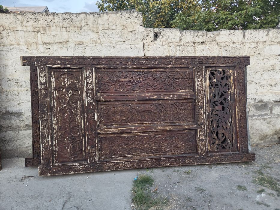 Darvoza taxta eshigi bilan