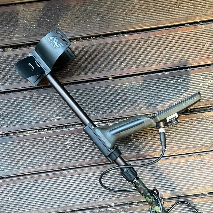 Металотърсач Minelab Equinox 800 със сонда 11", слушалки и документ