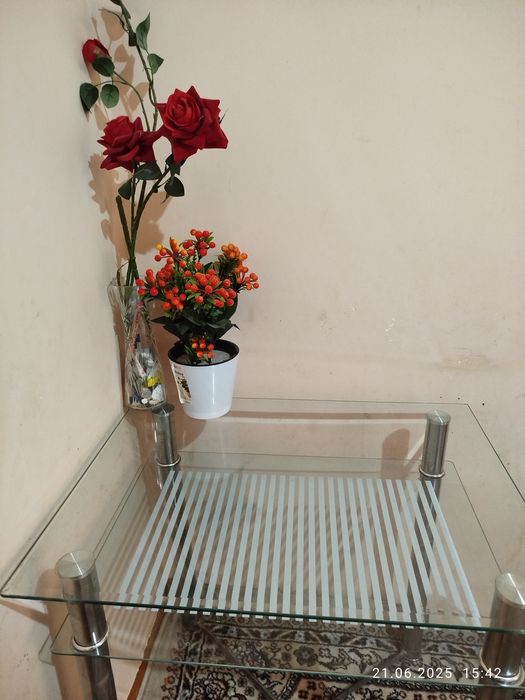 Стеклянный стол.