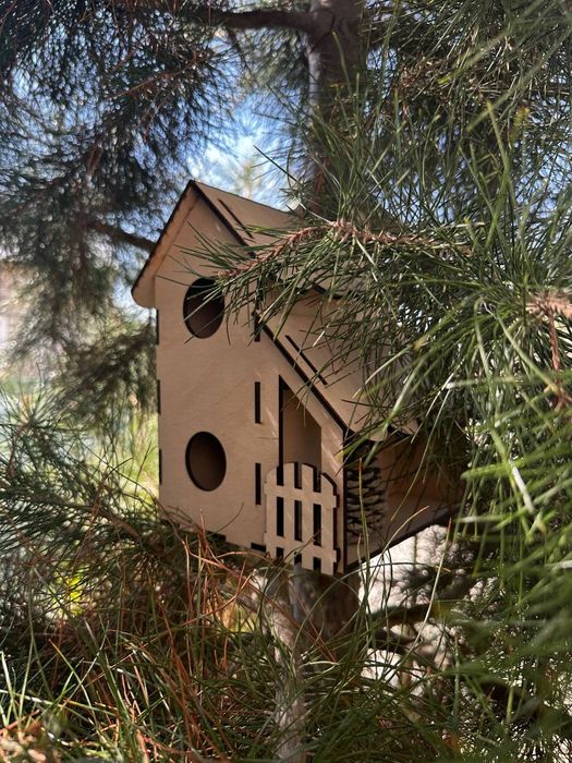 Скворешник двух этажный с кормушкой