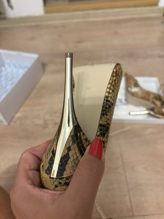 Vand sandale originale GUESS BY MARCIANO.