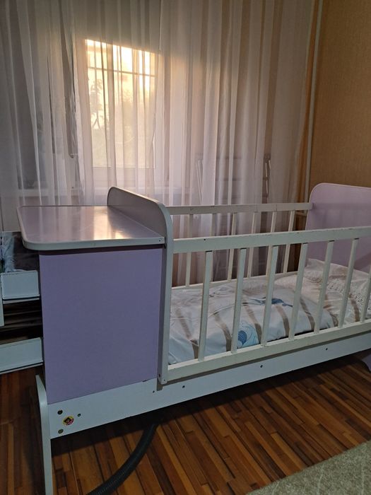 Детская кроватка с тумбой