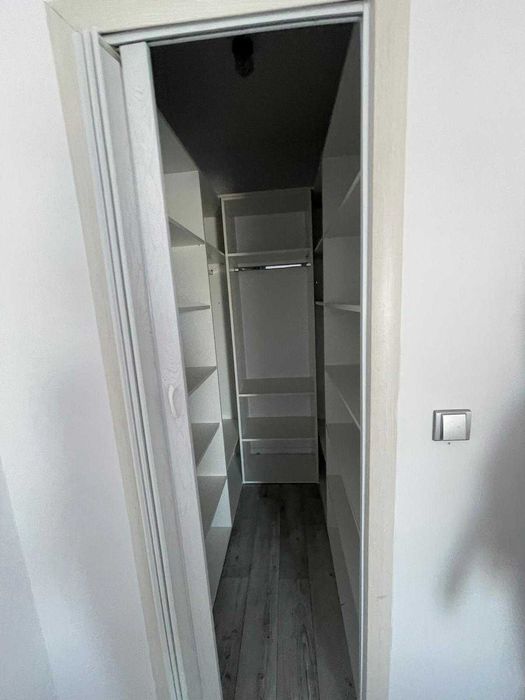 închiriere apartament 3 camere, 2 bai, un balcon, o terasa și 2 garaje
