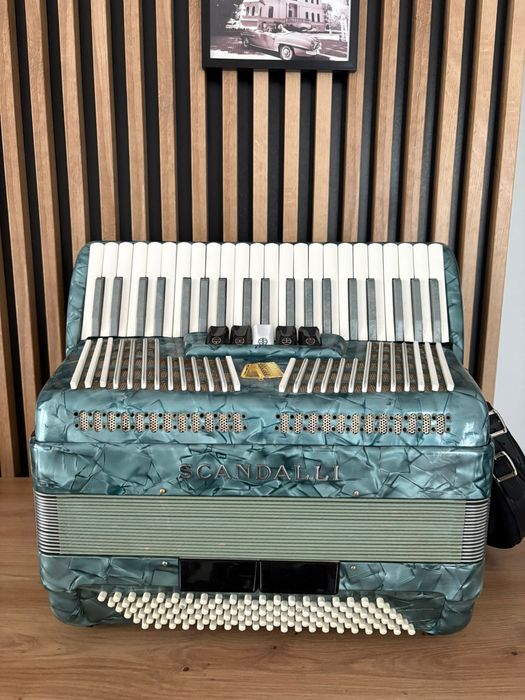 Acordeon Scandalli cu 120 de basi