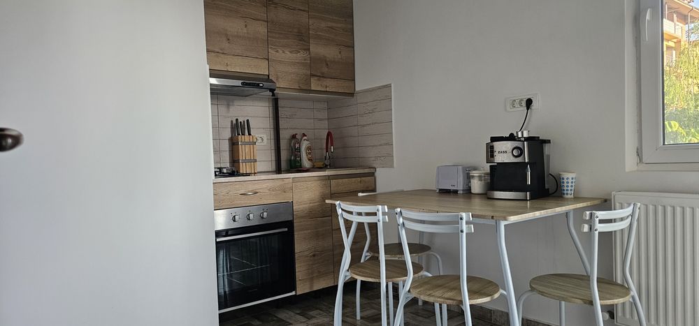 Vând Apartament  trei camere două băi trei balcoane parcare 76 utili