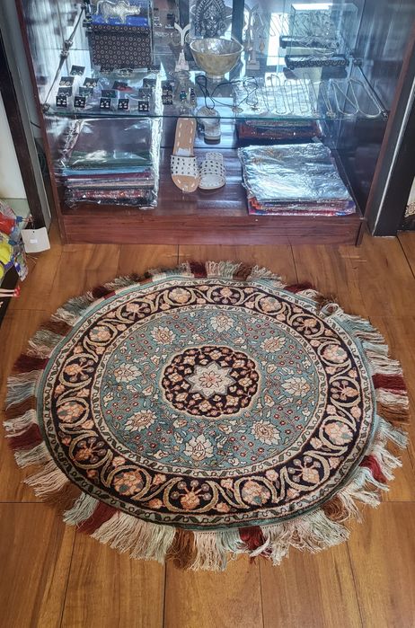 Нов,ръчно тъкан килим от естествена коприна,донесен от Индонезия ,Бали